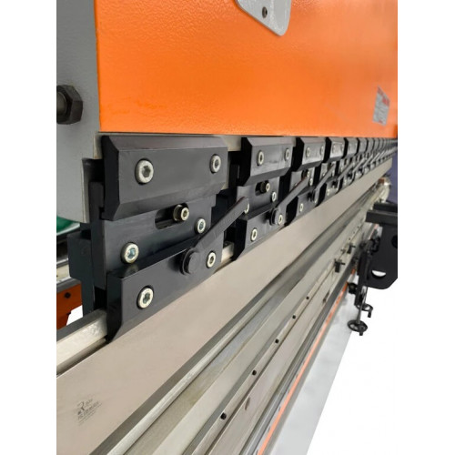 Листогибочный гидравлический пресс Ermaksan Power Bend PRO 3100x135 (с ручным бомбированием)