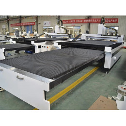 Оптоволоконный лазерный станок MetalTec 1530C (3000W) с ручной сменой рабочих столов