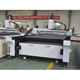 Оптоволоконный лазерный станок MetalTec 1530C (3000W) с ручной сменой рабочих столов