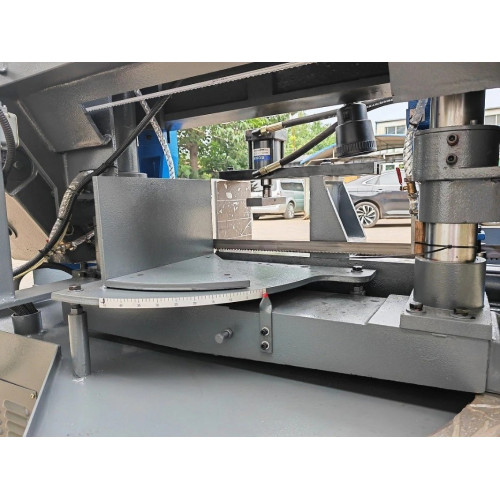 Полуавтоматический ленточнопильный станок MetalTec BS 300CZ